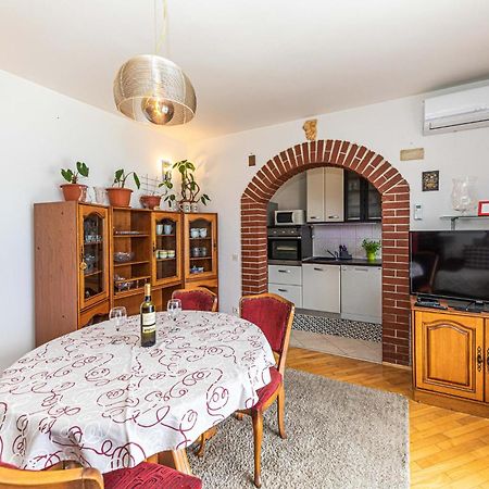 2 Bedroom Beautiful Apartment In Okrug Gornji Trogir Exteriör bild